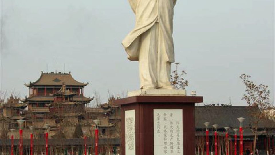 Mao Ce-tung před starobylým chrámem