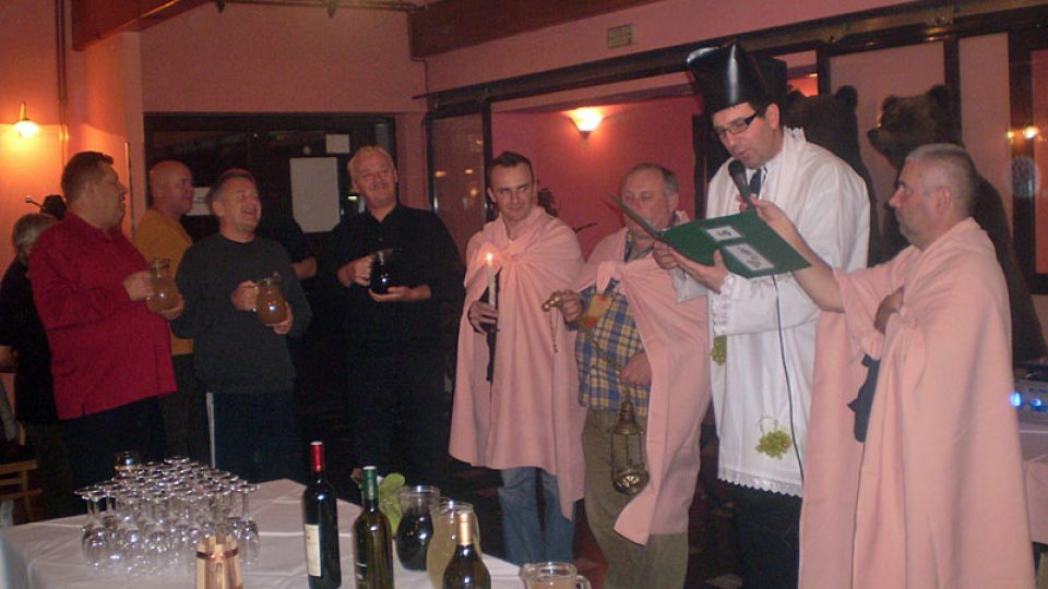 Vladimir Jurič celebruje při křtinách Vladimir Jurič celebruje při křtinách