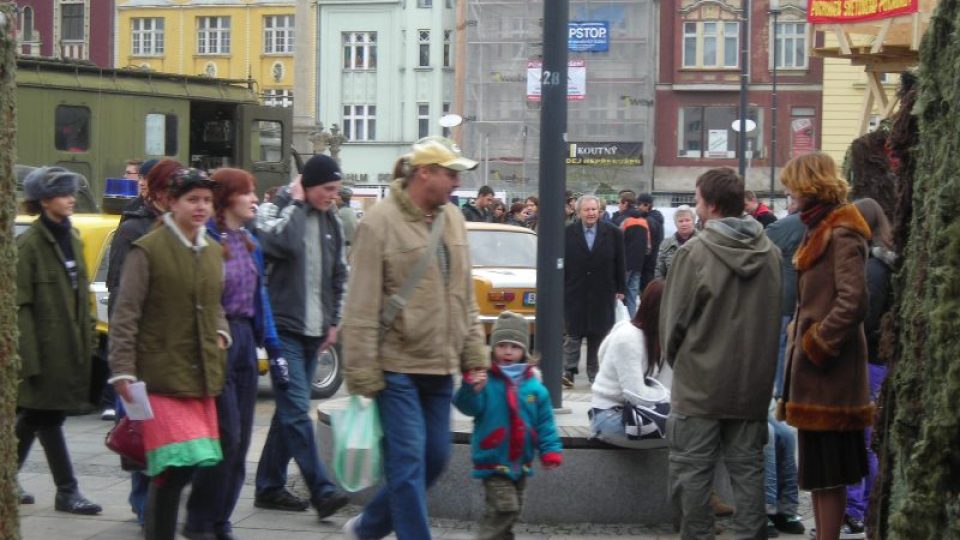 Lidé v Totalitním městečku, které vyrostlo na Masarykově náměstí