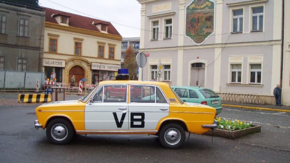 V Brandýse nad Labem přihlíželo na náměstí rekonstrukci zásahu na Národní třídě asi dvě stě lidí