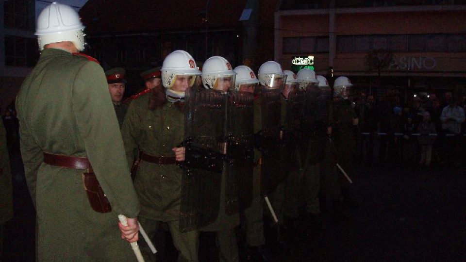 V Brandýse nad Labem přihlíželo na náměstí rekonstrukci zásahu na Národní třídě asi dvě stě lidí