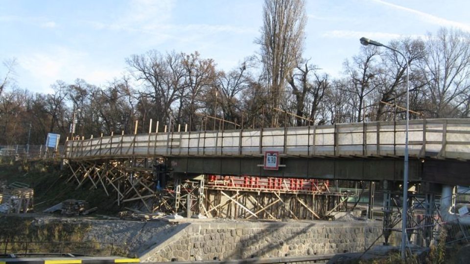 Oprava mostu v Brandýse nad Labem se komplikuje