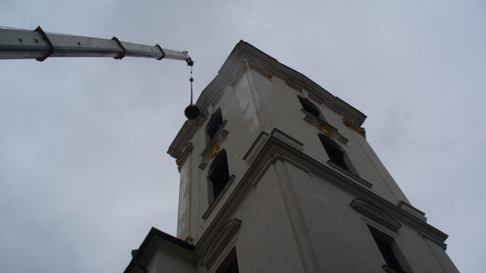 Instalace zvonu do věže jezuitského kostela Nanebevzetí Panny Marie v Brně
