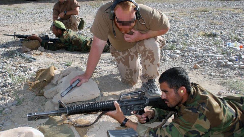 Český vojenský lektor a afghánský voják