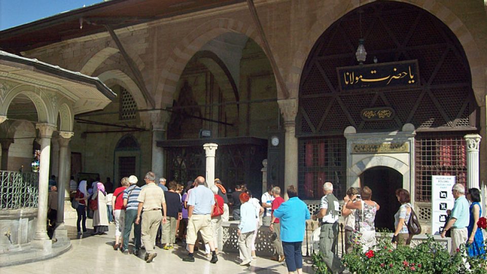 Turisté směřující do Muzea Mevlany