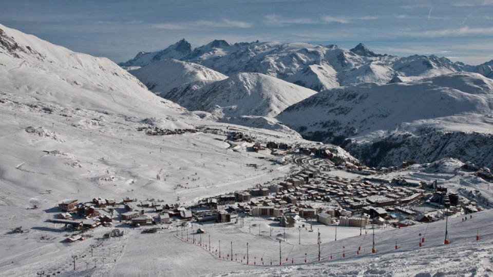 Nejdelší sjezdovka Sarenne měří přes 16 kilometrů, středisko Alpe d'Huez však nabízí i snadné a krátké tratě pro začínající lyžaře