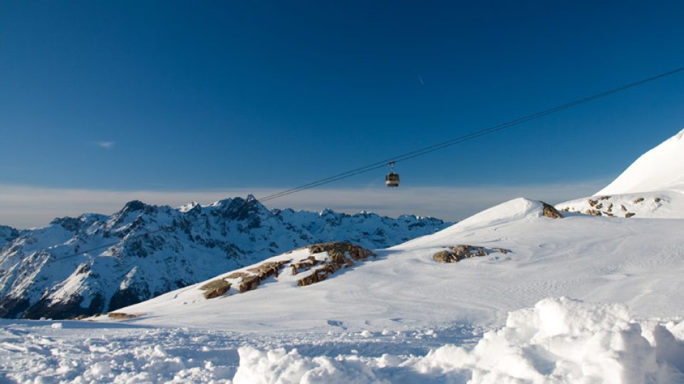 Sníh v Alpe d'Huez za jasného počasí