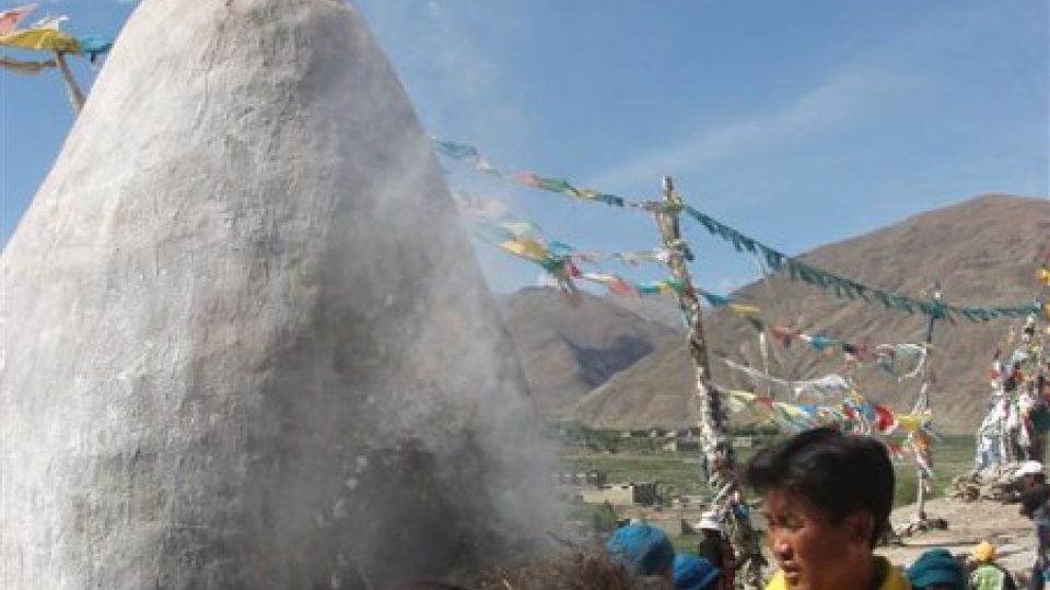 Tibeťané zapalují tradiční vonné tyčinky