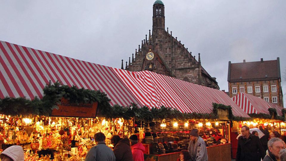 Stánky s kostelem Frauenkirche v pozadí