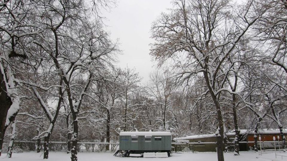 Zahrada Národního domu v Karlíně zasypaná sněhem