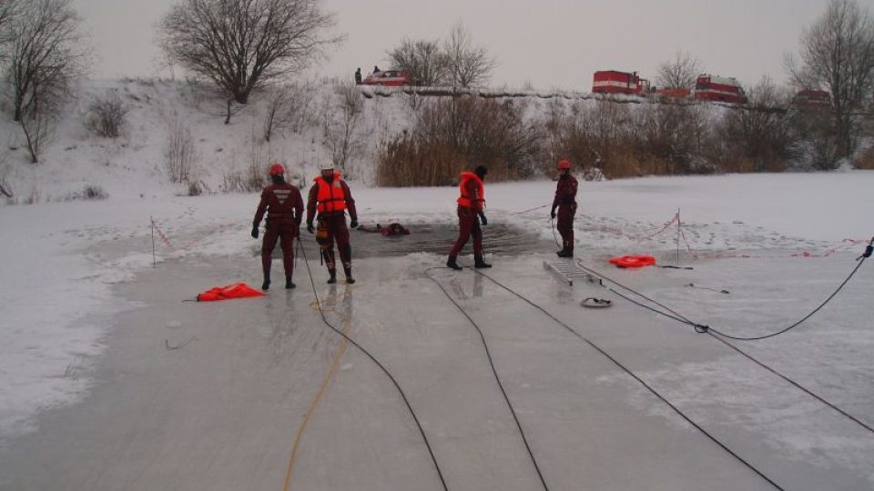 Mělničtí hasiči nacvičovali zásahy na ledě při záchraně tonoucího