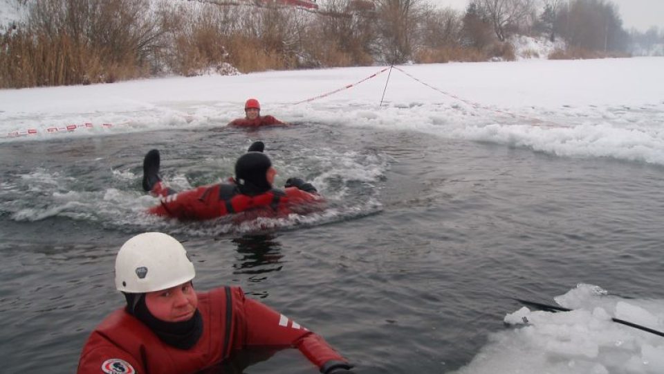 Mělničtí hasiči nacvičovali zásahy na ledě při záchraně tonoucího