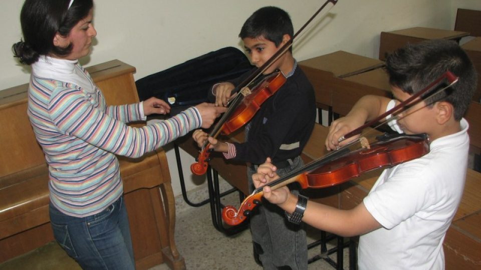 Malí studenti bagdádské hudební školy