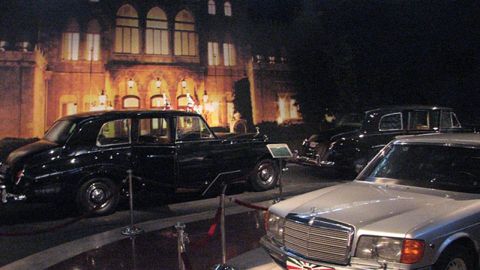 Mercedes a luxusní limuzíny v pozadí