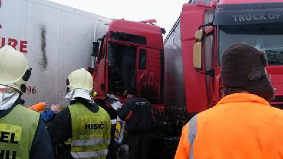 Na dálnici D8 mezi Ústím nad Labem a Německem se mezi 88. a 90. kilometrem srazilo 16 kamionů a čtyři osobní auta.