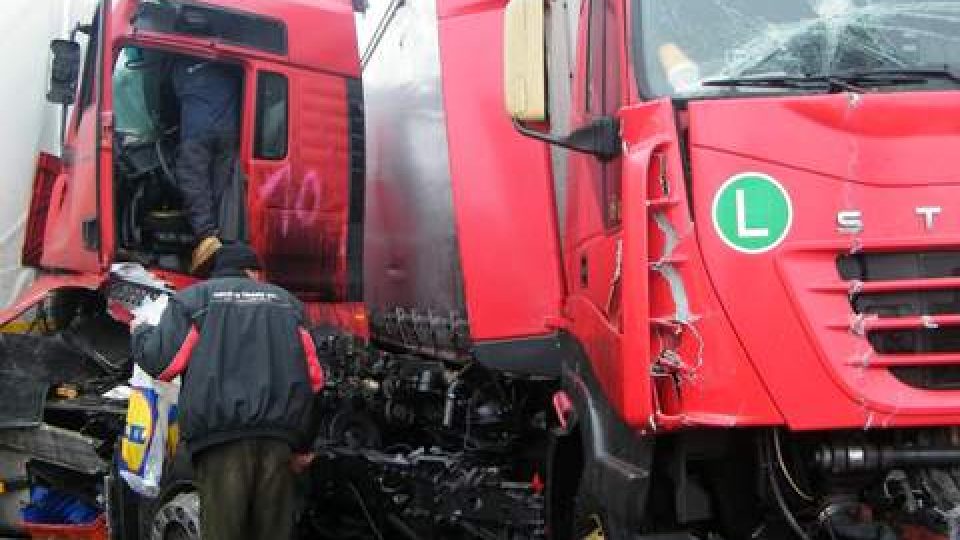 Na dálnici D8 mezi Ústím nad Labem a Německem se mezi 88. a 90. kilometrem srazilo 16 kamionů a čtyři osobní auta.