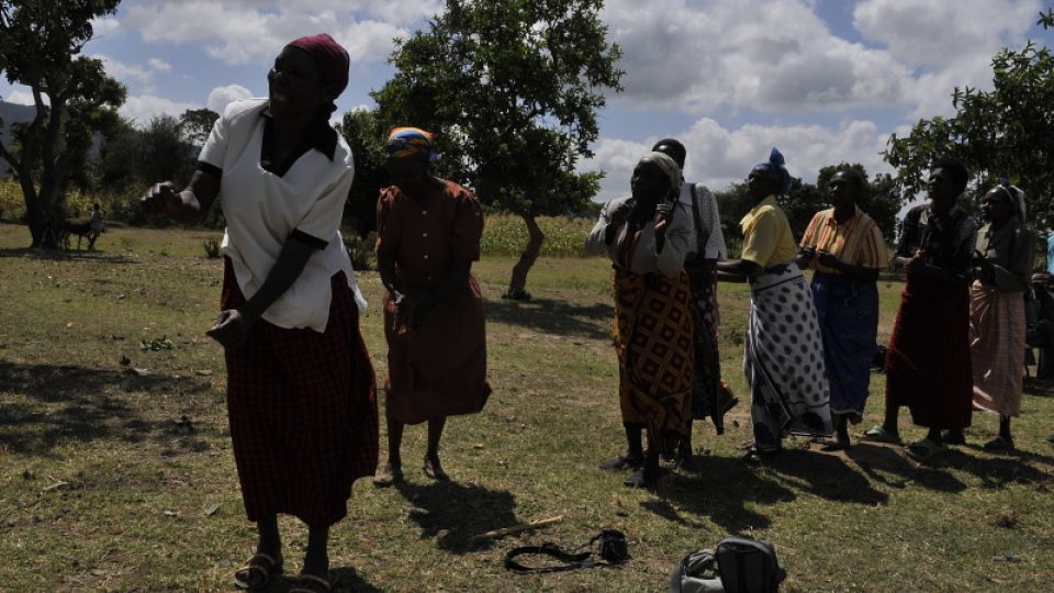 Radost z práce završily místní ženy tancem.