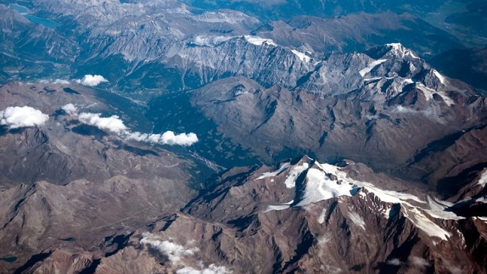 Letecký pohled na vrcholky italských Dolomit