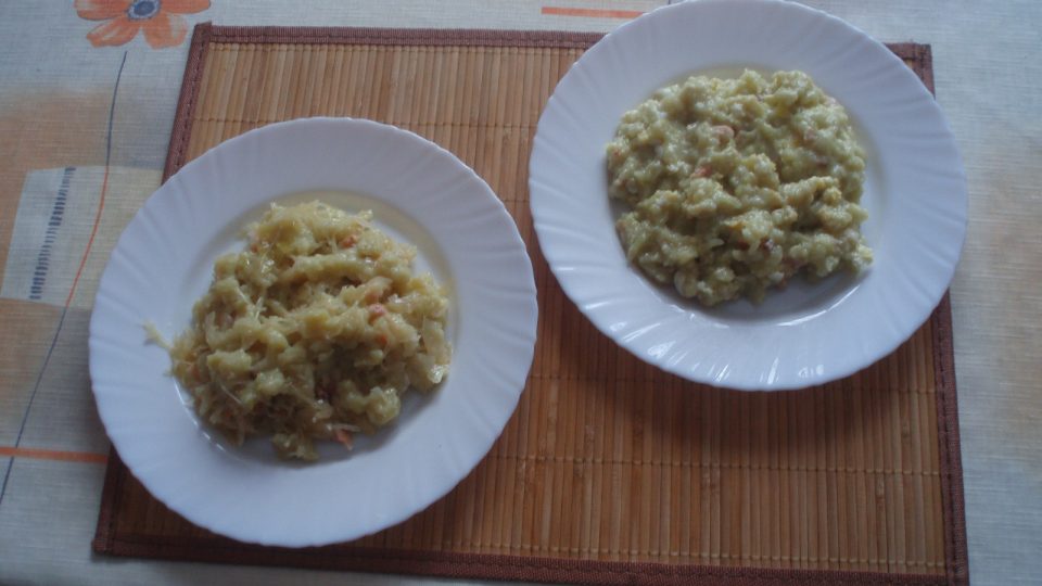 Vlevo talíř se zelím, vpravo talíř s vajíčky