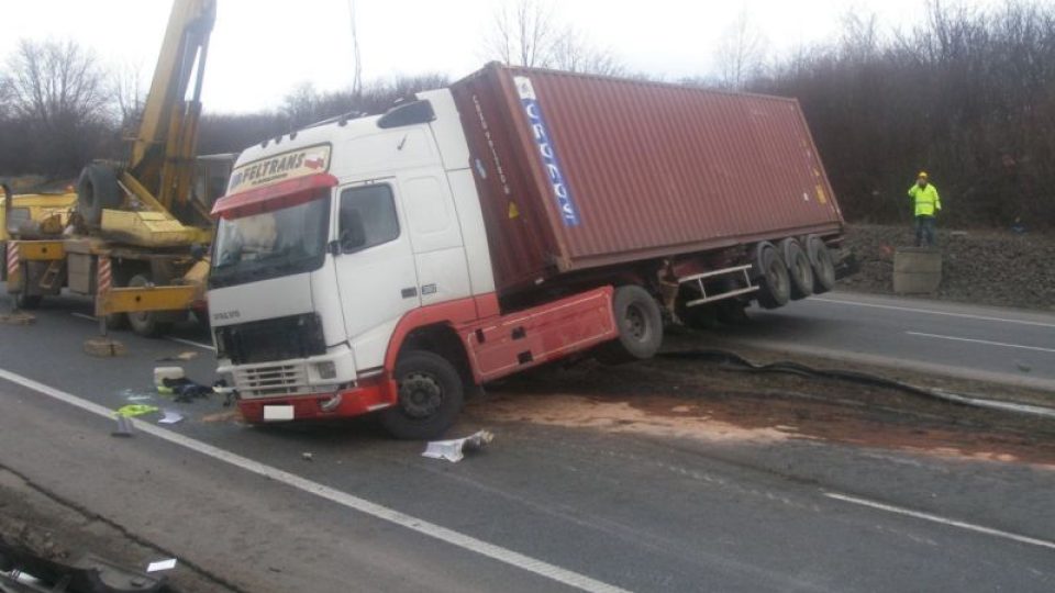 Kamion zablokoval rychlostní silnici R10