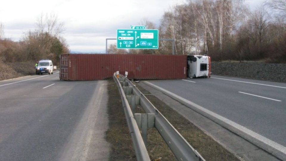 Kamion zablokoval rychlostní silnici R10