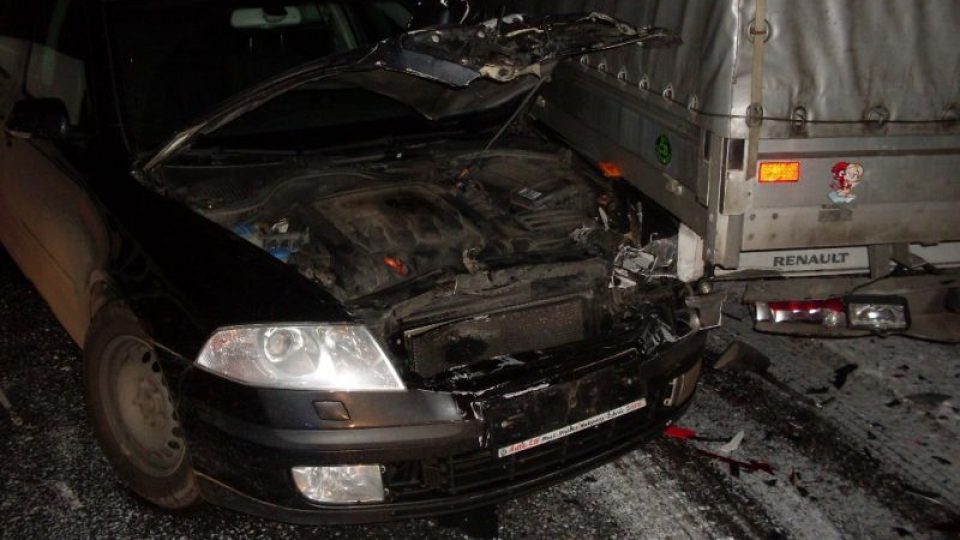 Hromadná nehoda v noci zablokovala dálnici D5 u Berouna