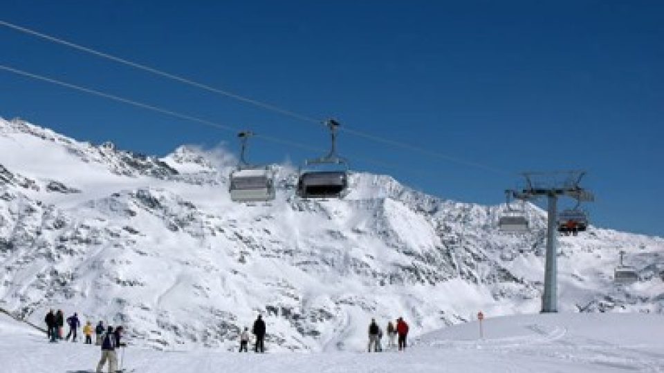 Sedačková lanovka nad sjezdovkou