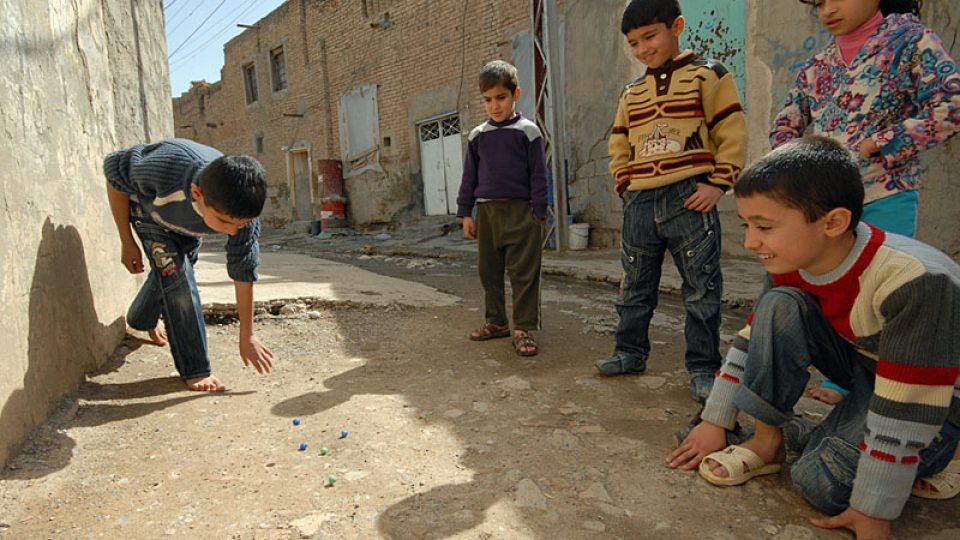 Kurdští kluci hrají i v dnešní době kuličky