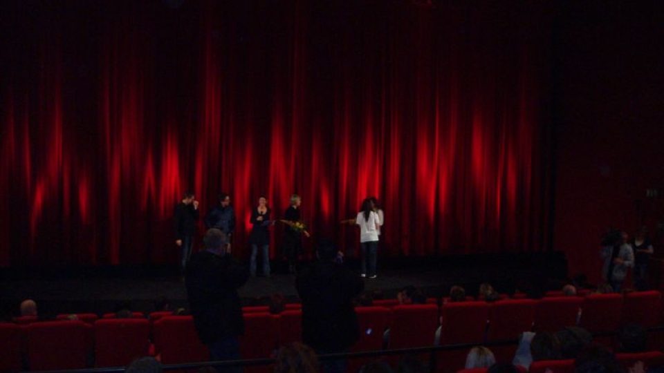 Herci na jevišti při premiéře filmu Ženy v pokušení