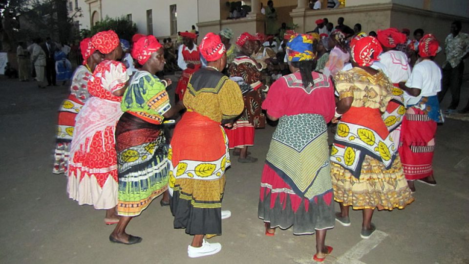 Lozijské ženy v tradičních oděvech