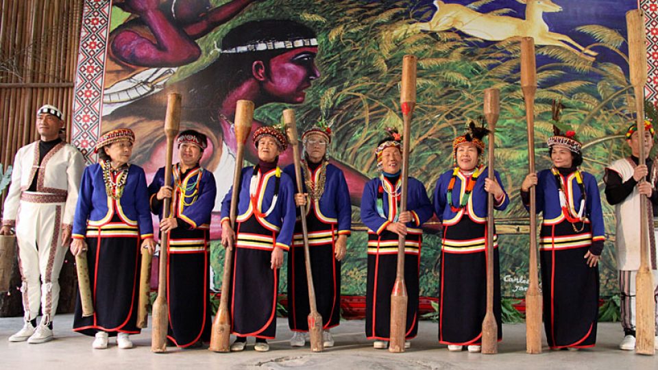 Lidé kmene Thao s tradičními hudebními nástroji