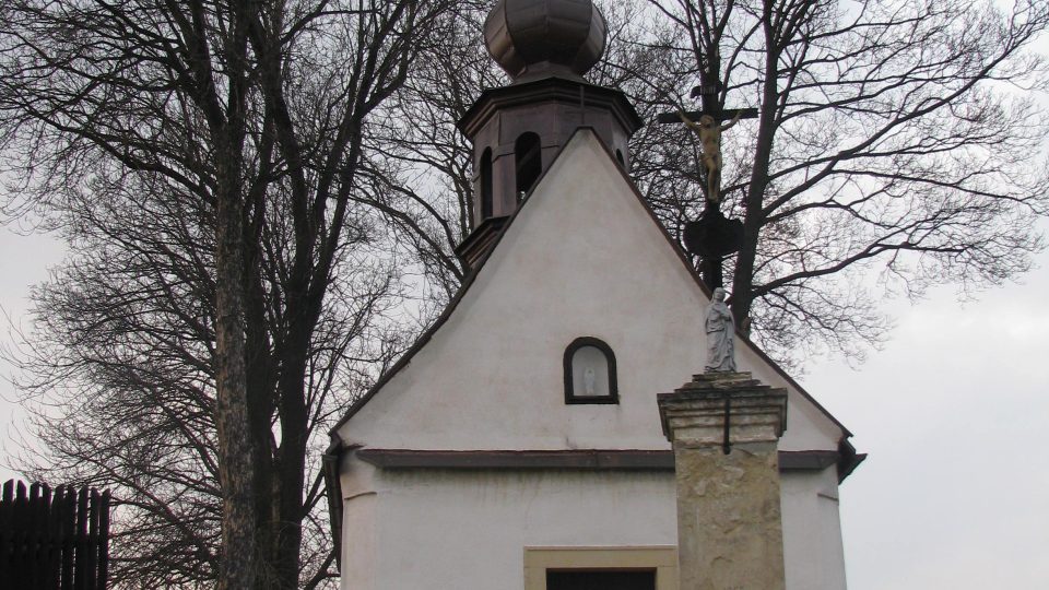 Kaple sv. Jana a Pavla s pomníkem z roku 1866