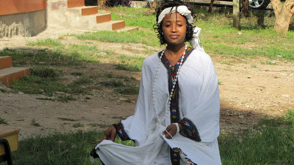 Etiopská dívka v tradičním oděvu