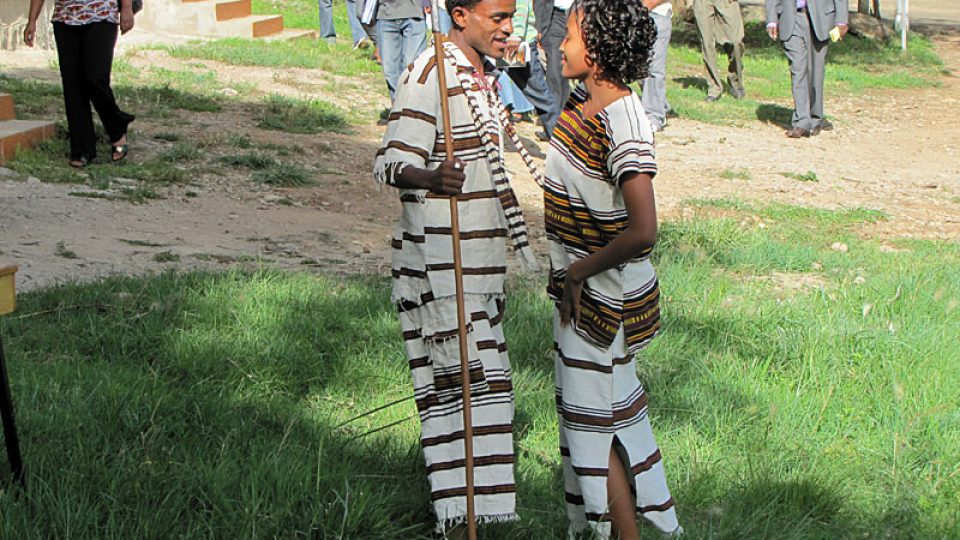 Mladý etiopský pár v tradičním oděvu
