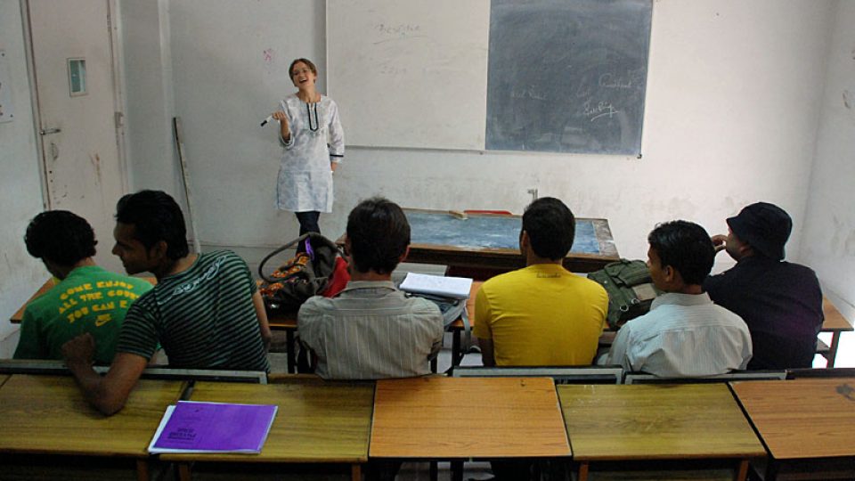 Učitelka Nora zasvěcuje studenty