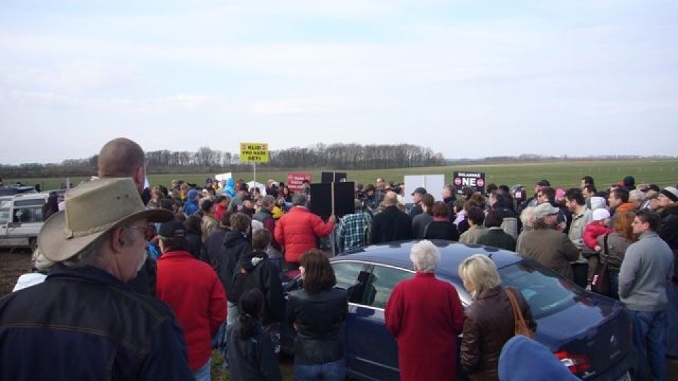Stovky lidí demonstrovaly proti rozšíření vodochodského letiště
