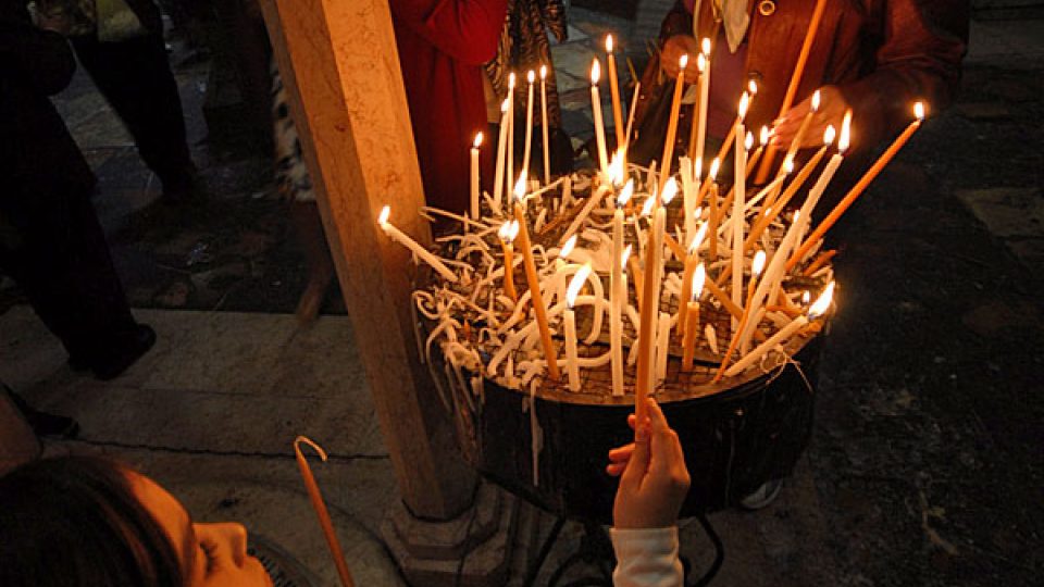 Zapalování svíček v bazilice Božího hrobu