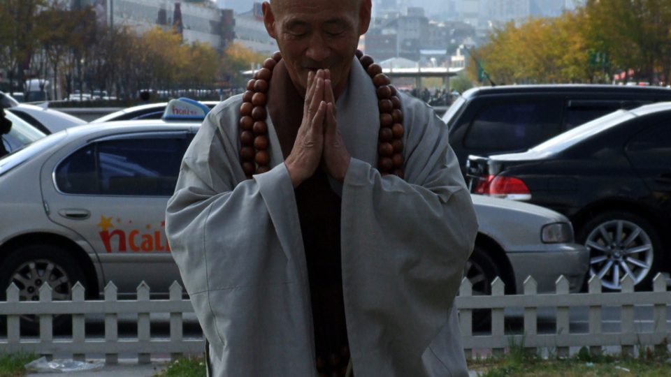 Budhistický mnich v tradiční šedé, Soul