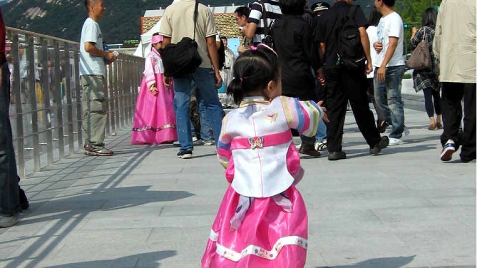 Rodiče oblékají své děti do korejských krojů, oslavy National Foundation Day (3.10.), Soul