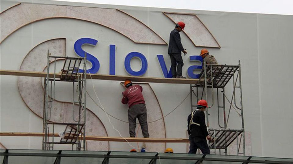 Oprava nápisu na budově slovenské expozice