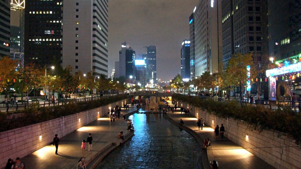 Umělou říčku s vlnkami a promenádu zamilovaných vybudovali pro zpříjemnění života v centru Soulu