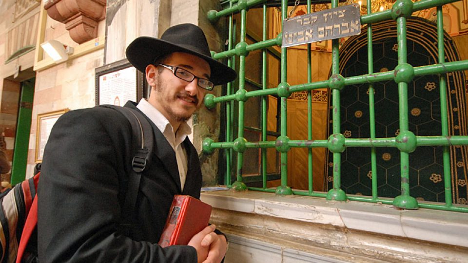 Američan Chaim na židovské straně hrobky