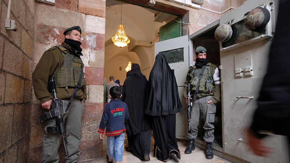 Izraelská policie hlídá bezpečnost muslimů
