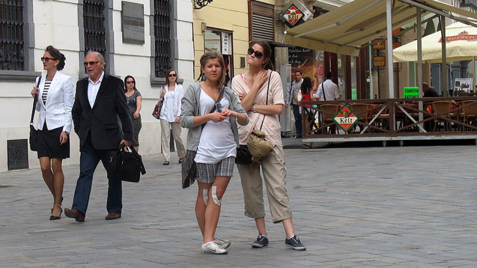 Turisté procházející Bratislavou