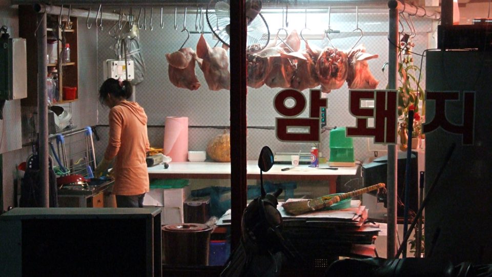 Maso se v Koreji zpracovává na ulici přímo před zraky kolemjdoucích (Danyang)