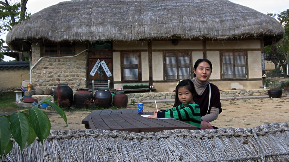 Obyvatelé tradiční korejské vesnice Hahoe dostávají státní příspěvky na opravu domů