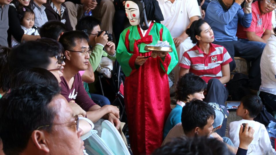 Tradiční korejské divadlo - představení ve vesnici Hahoe