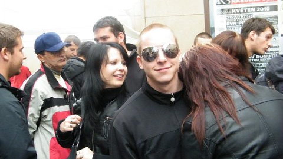 Lidé před Národním domem v Ústí nad Labem před začátkem předvolební diskuze Lidé před Národním domem v Ústí nad Labem před začátkem předvolební diskuze