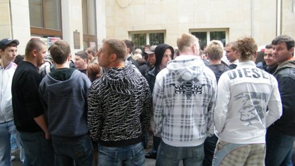 Lidé před Národním domem v Ústí nad Labem před začátkem předvolební diskuze Lidé před Národním domem v Ústí nad Labem před začátkem předvolební diskuze