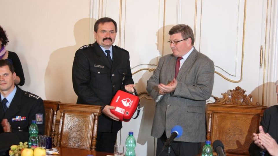 Policisté v Benátkách nad Jizerou na Mladoboleslavsku získali od města defibrilátor